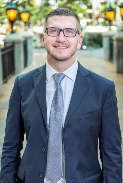 Dr. B.J. "Jake" Hollowell, quiropraxista e fundador da Específico Quiropraxia em Florianópolis, membro da Blair Upper Cervical Chiropractic Society e da Associação Brasileira de Quiropraxia