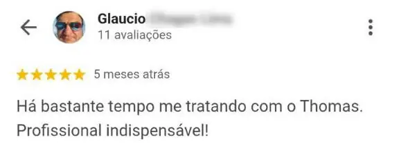 Avaliação de paciente relatando acompanhamento por longo período e destacando o profissionalismo do Dr. Thomas em clínica de quiropraxia em Florianópolis