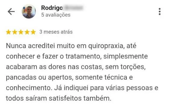 Avaliação de paciente relatando alívio das dores nas costas com técnica suave e precisa, sem torções, em clínica de quiropraxia em Florianópolis