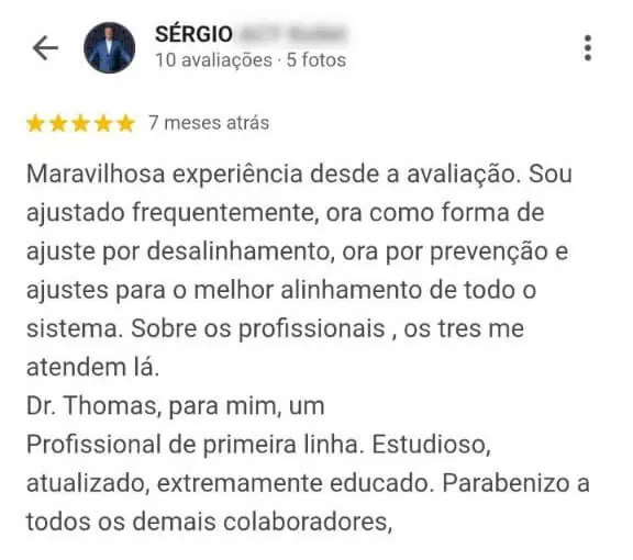 Avaliação de paciente relatando ajustes frequentes para prevenção e alinhamento de todo o sistema e elogiando o profissionalismo do Dr. Thomas em clínica de quiropraxia em Floripa