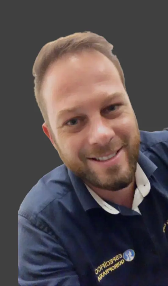 Dr. Franco Luchese Dalla Corte, quiropraxista em Florianópolis, com especialização em método neuro-estrutural da quiropraxia, avaliação de movimentos funcionais e tônus muscular, análise infravermelha da coluna, tomografia 3D e avaliação postural computadorizada